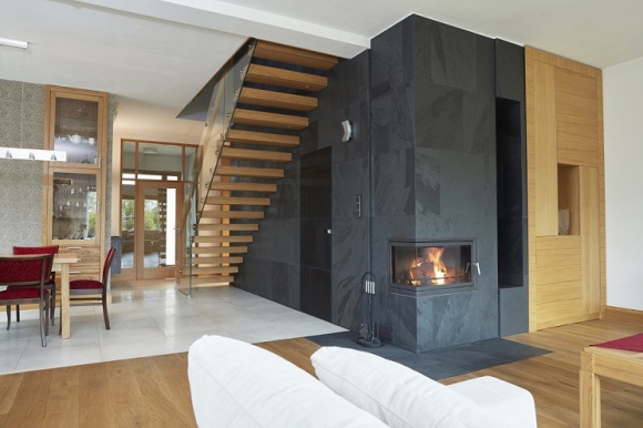 Kominek narożny – zabudowa, która doda mu uroku i funkcjonalności