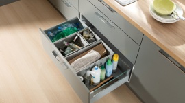 Idealne miejsce na odpadki, ale czy tylko? Organizacja szafki pod zlewem